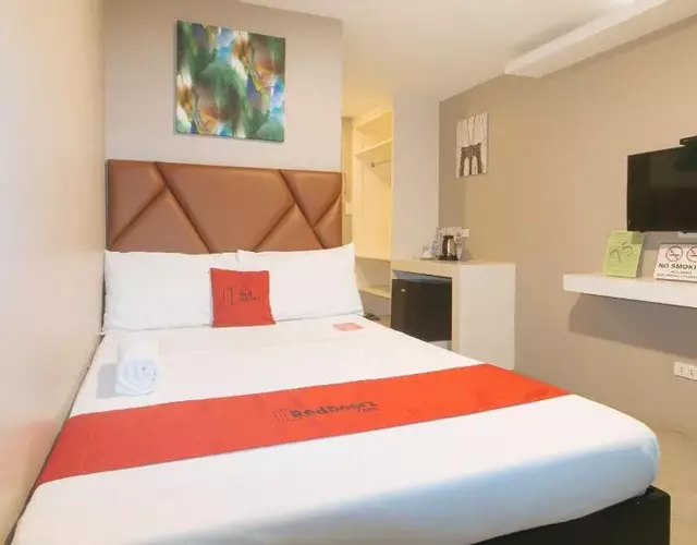 RedDoorz Plus at Seventy Five Inn Near Manila Airport