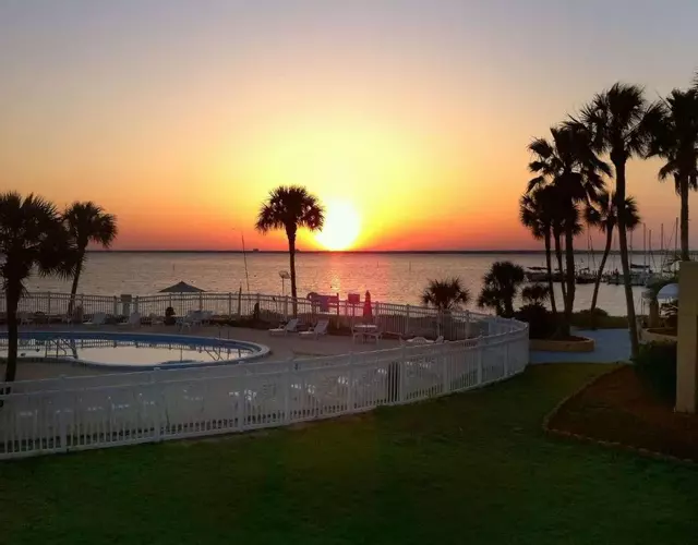 Quality Inn & Suites Gulf Breeze Bayside near Pensacola Beach