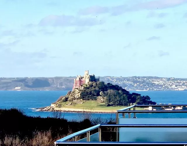 Great location very spacious. Sea and castle view