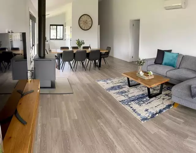 Jindabyne house 1, Modern 1 bedroom home, alpine views & fireplace
