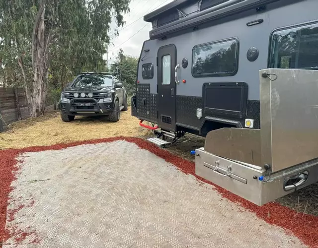 Wild Pines Guest House - Lakeside Luxury Caravans1 and 2