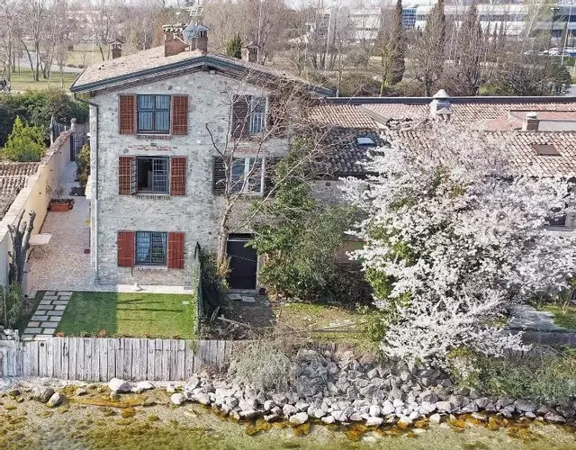 L'antica Lugana front lake