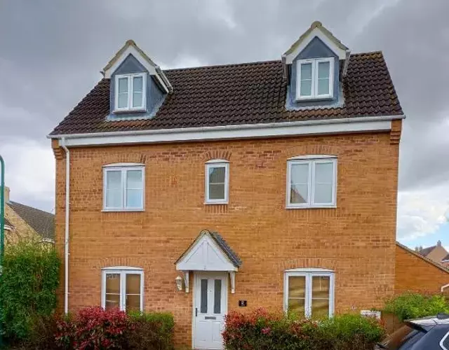 The Iris house is close to city centre and is ideal for tourists, visiting family members or work related activities including contractors