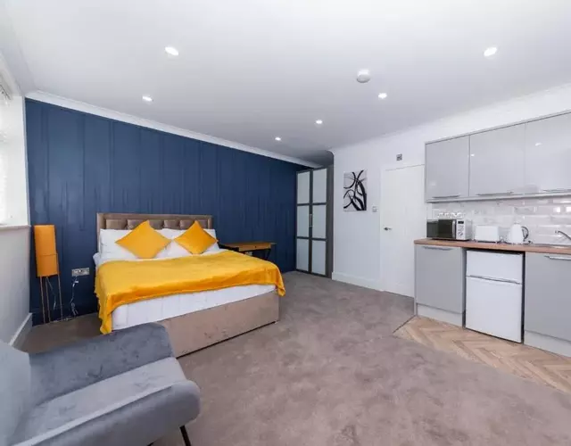 The Lincoln Suites Near The Train Stationwhole