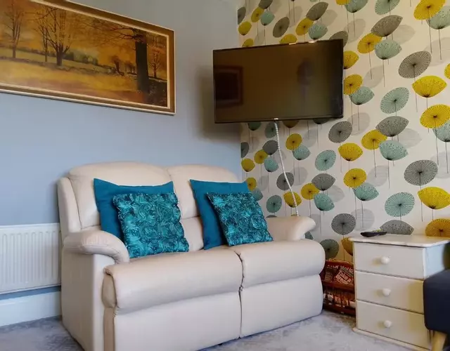 4 Cromwell Terrace - 2 bed top floor apartment with views across town to the sea