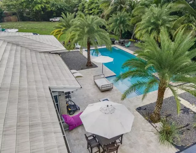 4BR Jacuzzi, Heated Pool and Full-Size Ball Courts