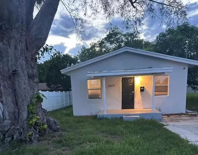 Beach 2BR Villa Sleeps 4 Trendy & Luxe