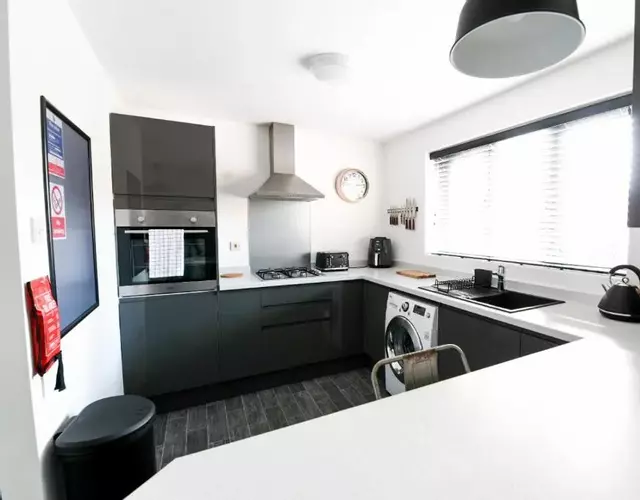 Modern Home in Royston, Free Off-Street Parking, Perfect for Families, Contractors & Work