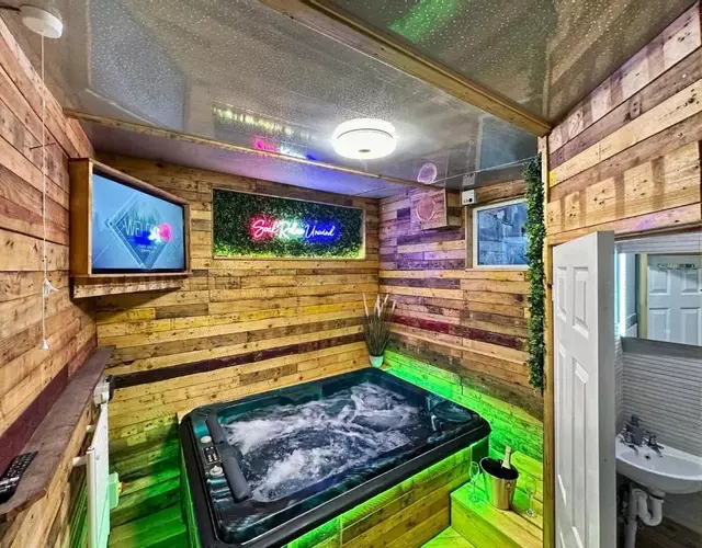 Kinky Kabin W Hot Tub, Sauna And Rooftop Garden