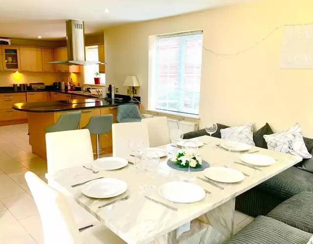 Luxurious Executive 5 Bedroom Whole Home - For 10