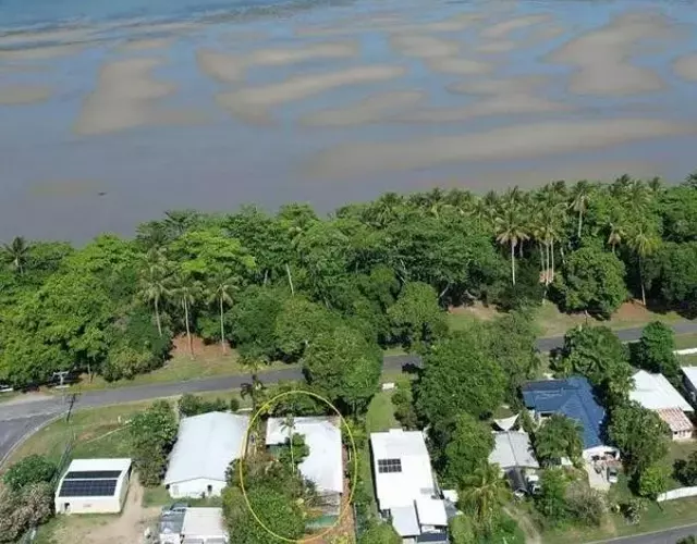 Absolute Beachfront Family home - Cooya