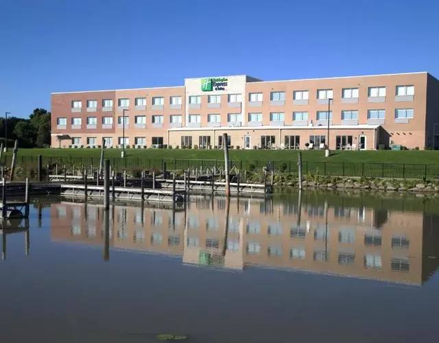 Holiday Inn Express & Suites Port Huron by IHG