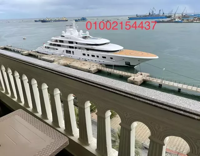 شقة عائليه كبيره مطله علي قناة السويس والبحر 702