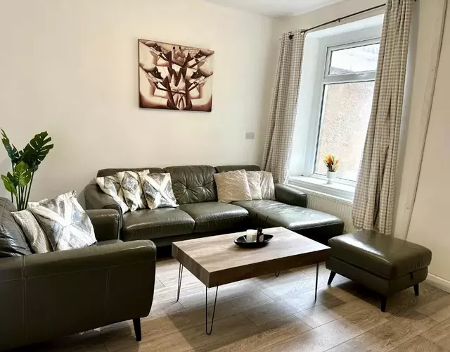 Cosy modern 4 bedroom home with backyard