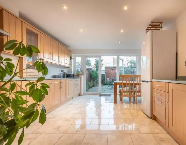 BEST PRICE! LARGE HOME FOR 4 - SMART TV - COMFY BEDS - GARDEN - 4 Single Beds or 2 Doubles!