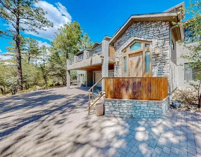 Elegant Cabin Among the Pines-Views, Near Downtown