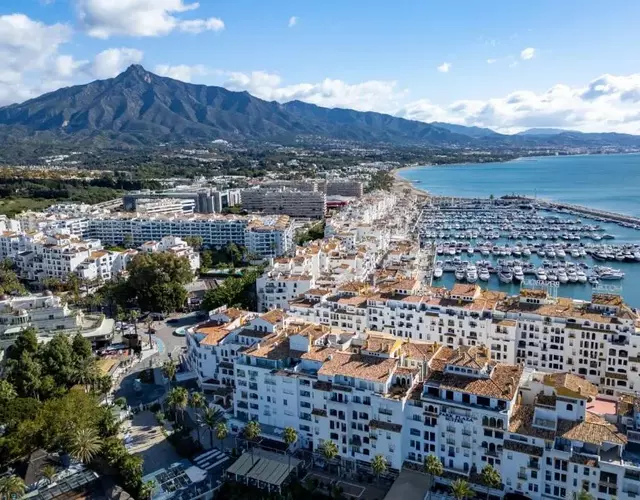 Stylish Refurbished 2 bed Apartment in the Heart of Puerto Banús