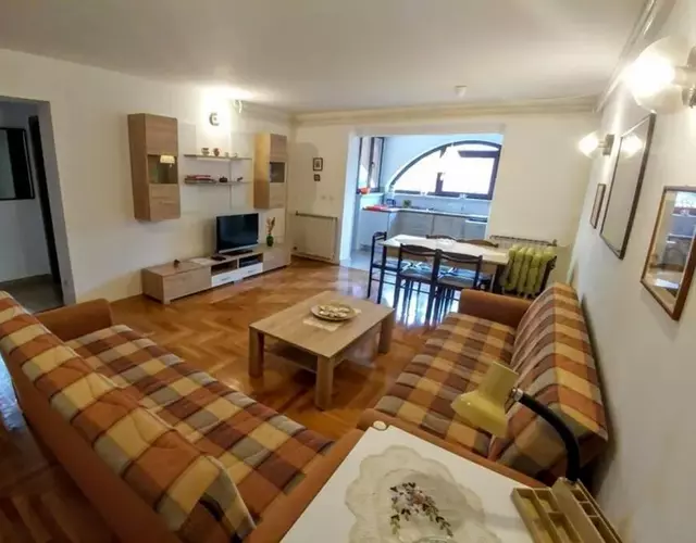 Apartman 100m2, full opremljen, privatni parking.