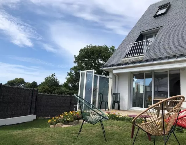 Between sandy beaches and megaliths