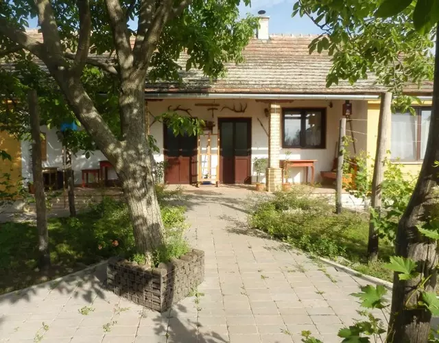 Flóra Vendégház Tass