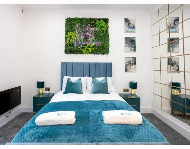 New Listing Luxurious Duplex in Bolton Sleeps 6 Parking