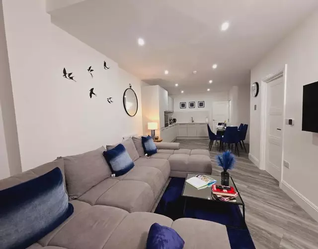 Abbey Corner by Nivaas 3-Located in the heart of the city centre-5 minute walk to train station-20 minutes to London via train