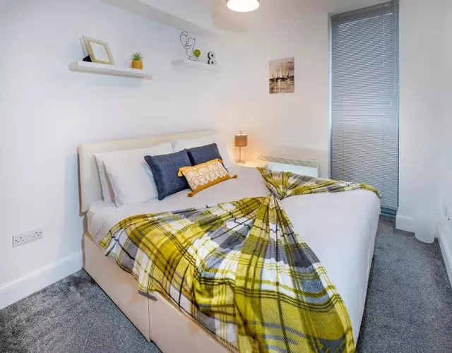 Modern & spacious 2-bed flat with secure parking