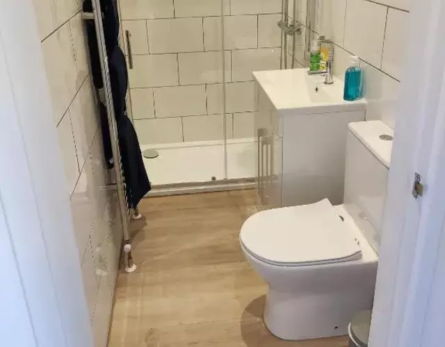 Self Check-in Micro Studio for max 2 guests in Central location RG4 with your own Kitchenette Bathroom Parking and Shared Garden