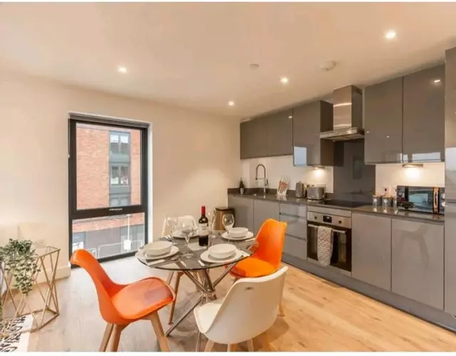 Balcony View Apt Free Parking Sleeps 5