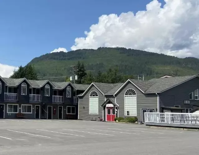 Monashee Lodge