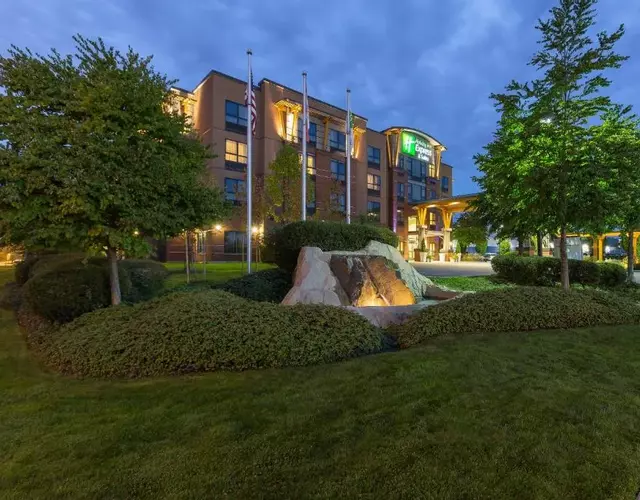 Holiday Inn Express & Suites Riverport Richmond by IHG