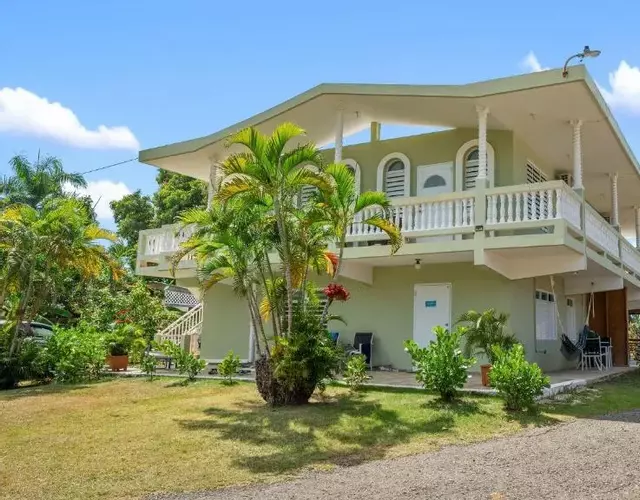 The Reef 1 walking disntance to Steps Beach