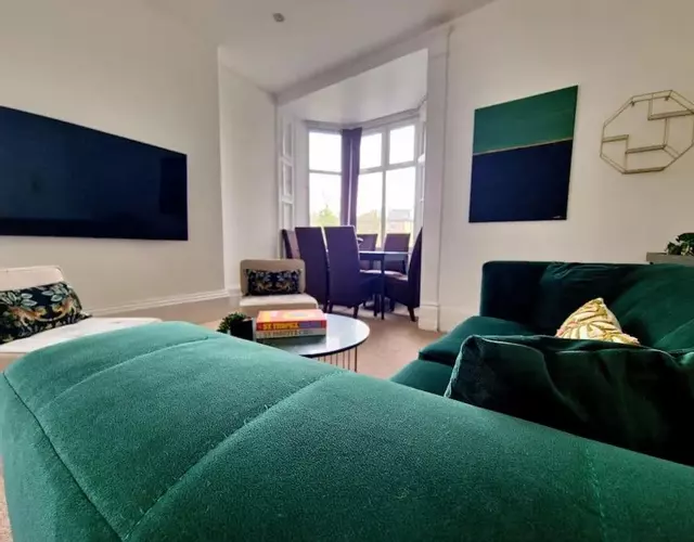The Stray adjacent, Interior-Designed 2-bed Apartment- Luxury