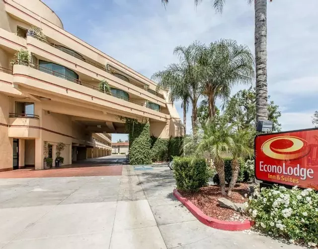 Econo Lodge Inn & Suites Riverside - Corona