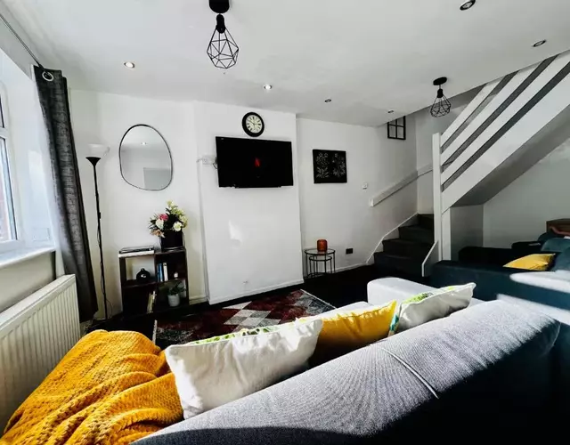 Cozy 2 bed house oldham 10 miles to Manchester City centre wifi included