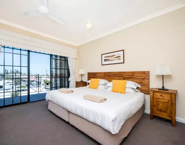 Ocean Sunsets - 2 bedroom converted warehouse apartment