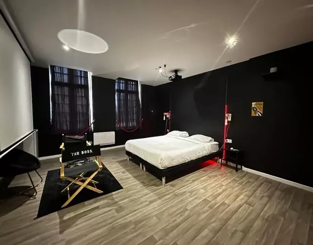 Suite Cinéma #5#- Jacuzzi & projecteur-self check-in