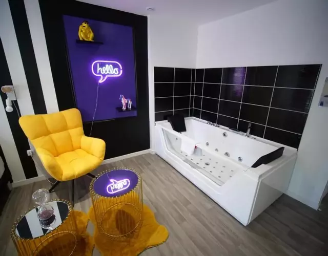 Suite Design #6#- Jacuzzi et Netflix-self check-in