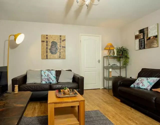 Charming and Cosy Home- Sleeps 4, Free Parking, Private Patio - Steps from Warwick Castle & Town! Perfect for Workstations, Races and Cotswolds Getaways! Book Now