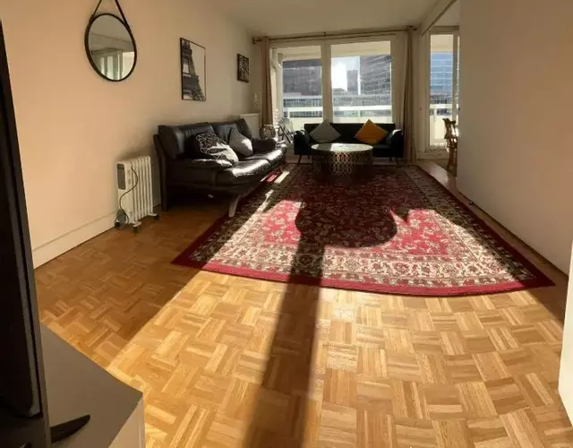 5 mn (450 m) walk Metro/La Defense/Netflix/Parking