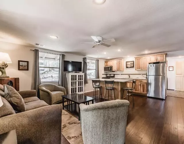 Miles Hacienda: Beautifully Remodeled, Centrally Located Ruidoso Cottage