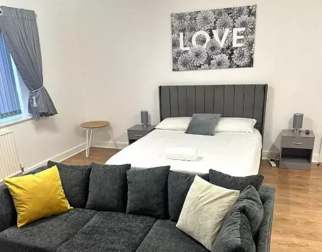 Spacious 5-BD Flat | Sleeps 10 | Parking & WiFi