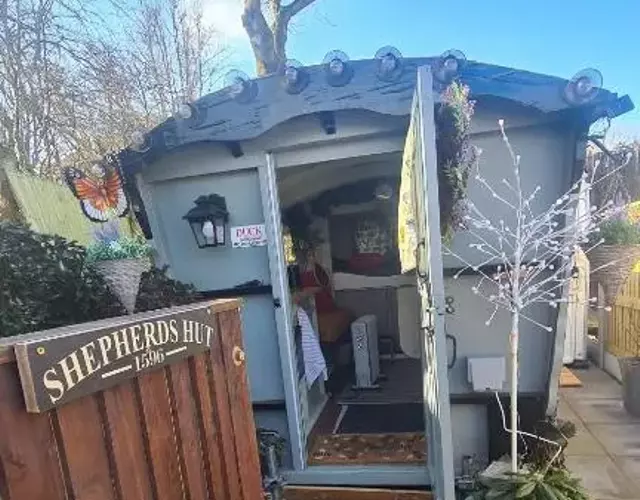 Blue bells Small but quirky & Cozy Shepherd's Hut