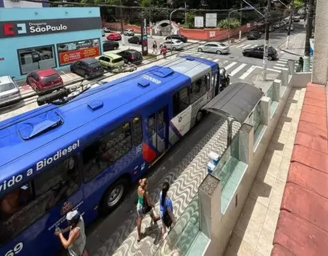 Ap 3 quartos na quadra da praia.