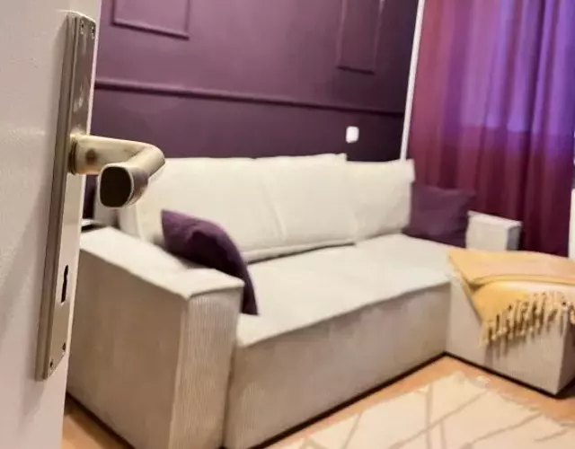 Purple Escape Balkon Netflix zentral