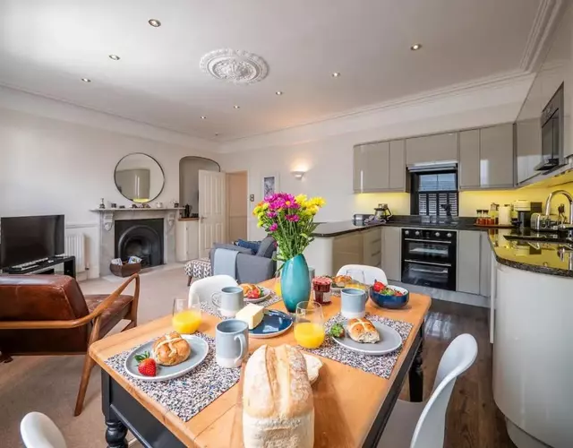 25 Steps - Stylish 2-bed Gem in Dartmouth
