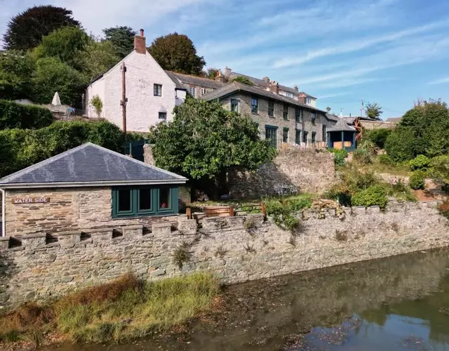 4 Bed Waterside Main House and Boat House