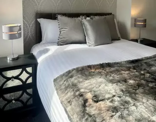 Large five bedroom home with parking, sleeps 11!