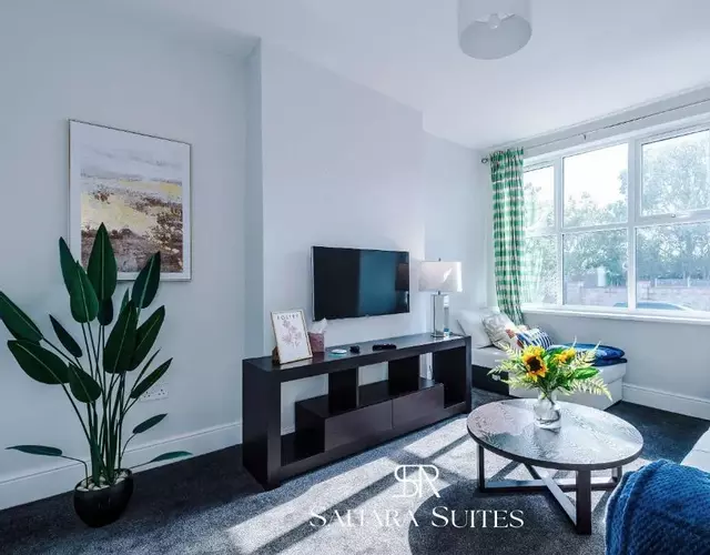 Luxury 4BR Retreat - AO Arena & Quiet Salford Spot