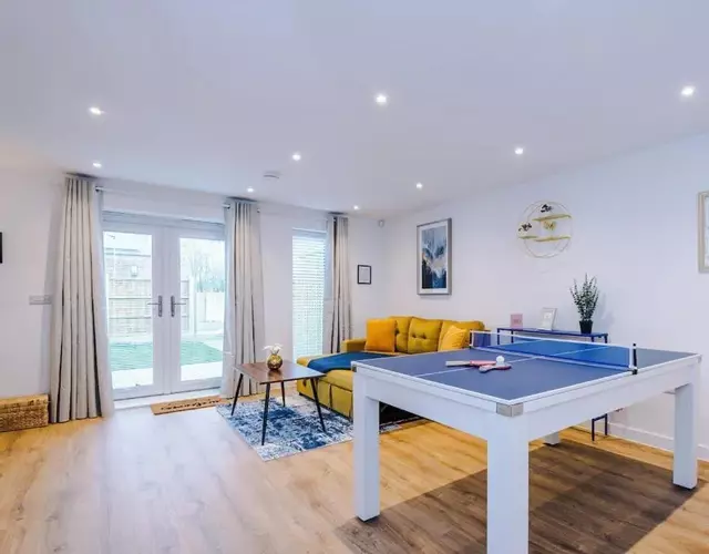 Modern 3-Bed Home in Salford, Pool, Ping Pong Table, Free Parking, Sleeps 7